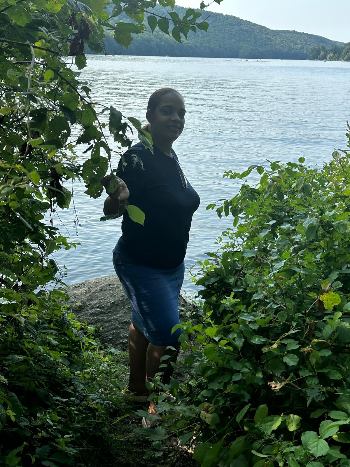 Hermana de la iglesia disfrutando de un día de campo en la naturaleza